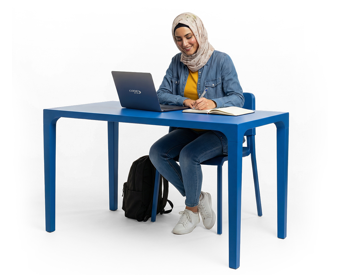 طالبة تستخدم حاسوباً محمولاً في حرم جامعي حديث